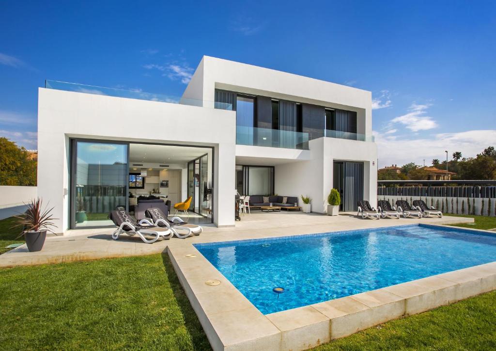 uma casa com uma piscina em frente em Clem em Calpe