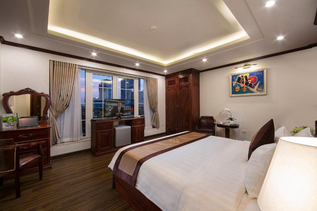 Postel nebo postele na pokoji v ubytování Royal St Hanoi Hotel