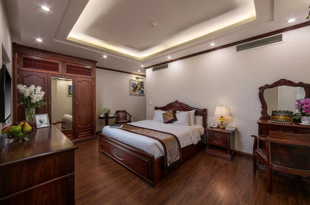 Postel nebo postele na pokoji v ubytování Royal St Hanoi Hotel