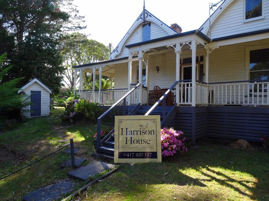 een huis met een bord waarop Hamlin House staat bij Harrison House in Strahan