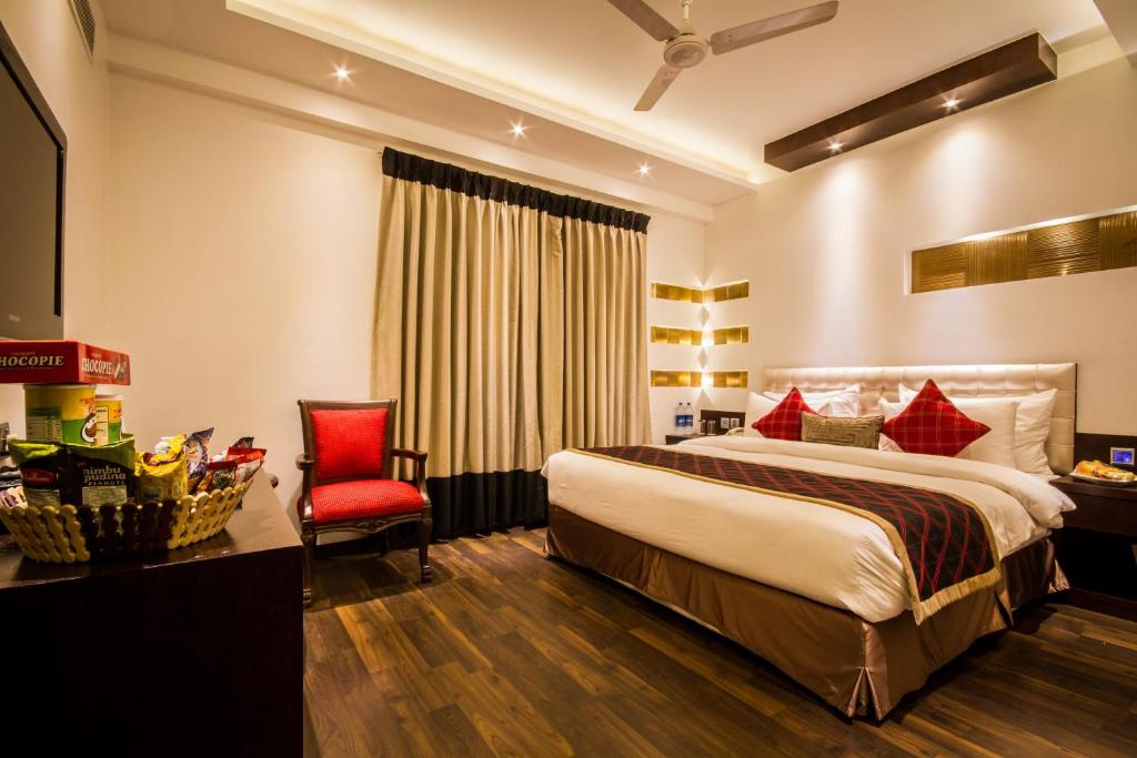 Postel nebo postele na pokoji v ubytování Hotel Grand Godwin Near New Delhi Railway Station