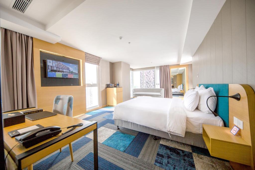 Giường trong phòng chung tại Quinter Central Nha Trang