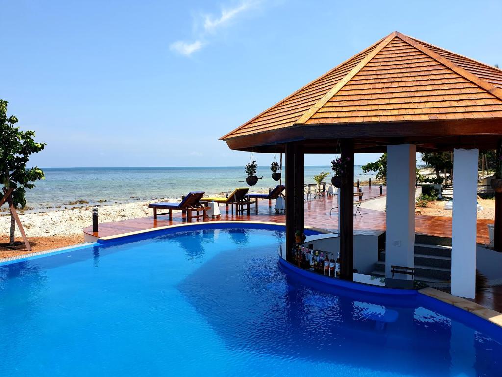 Bazén v ubytování The Beach Resort & Residence - SHA Plus nebo v jeho okolí