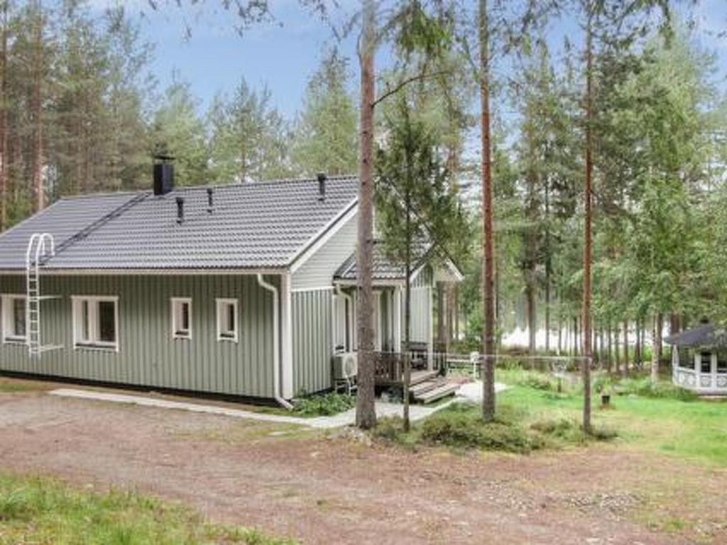 VesijakoにあるHoliday Home Kuikka by Interhomeの森の中の小さな緑家