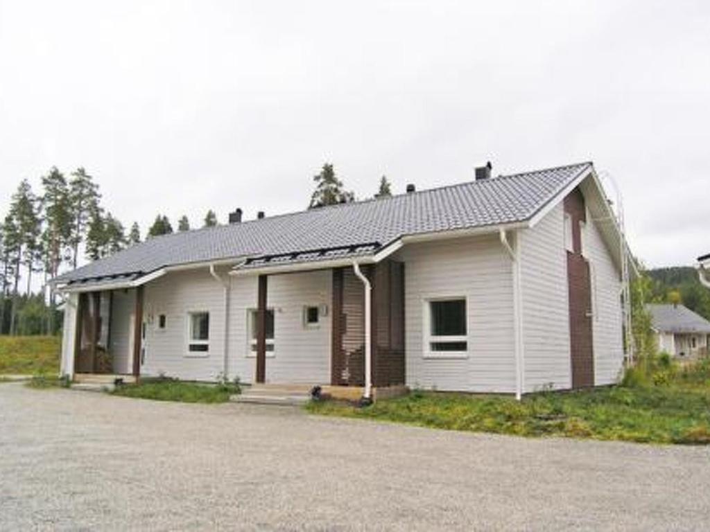 un piccolo edificio bianco con tetto di gamberetti di Holiday Home 4 seasons a 1 by Interhome a Lahdenperä