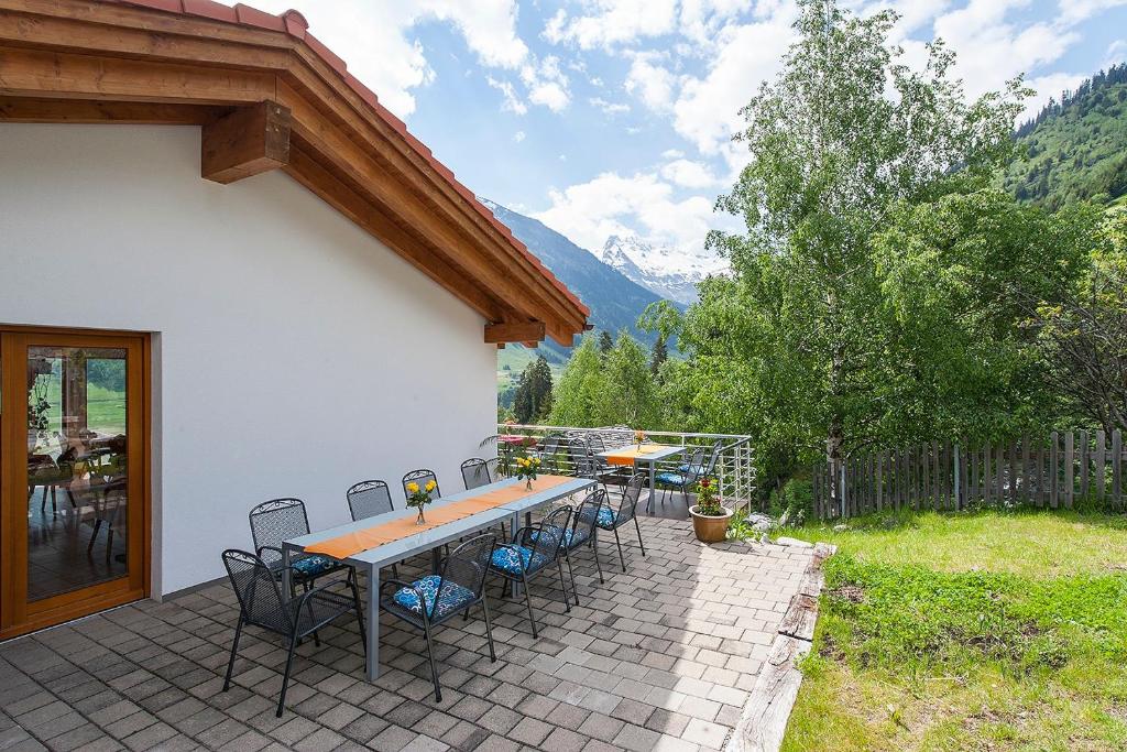 Nespecifikovaný výhled na hory nebo výhled na hory při pohledu z hotelu