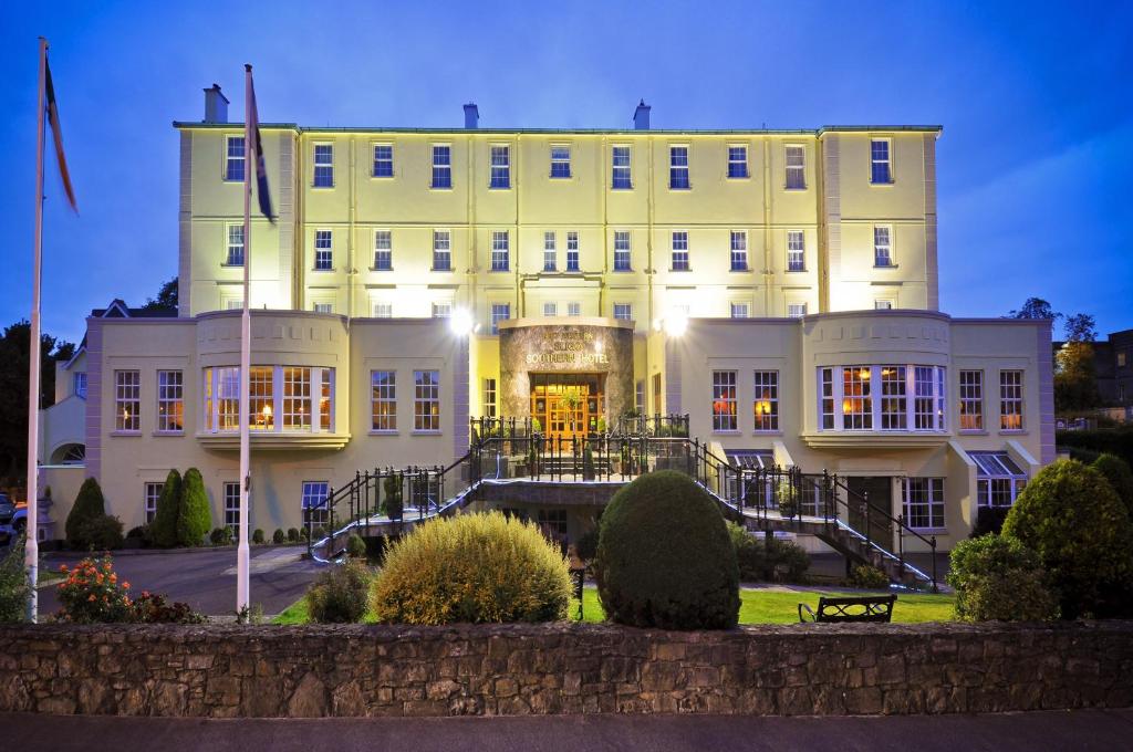 duży biały budynek z oświetleniem w obiekcie Sligo Southern Hotel & Leisure Centre w mieście Sligo