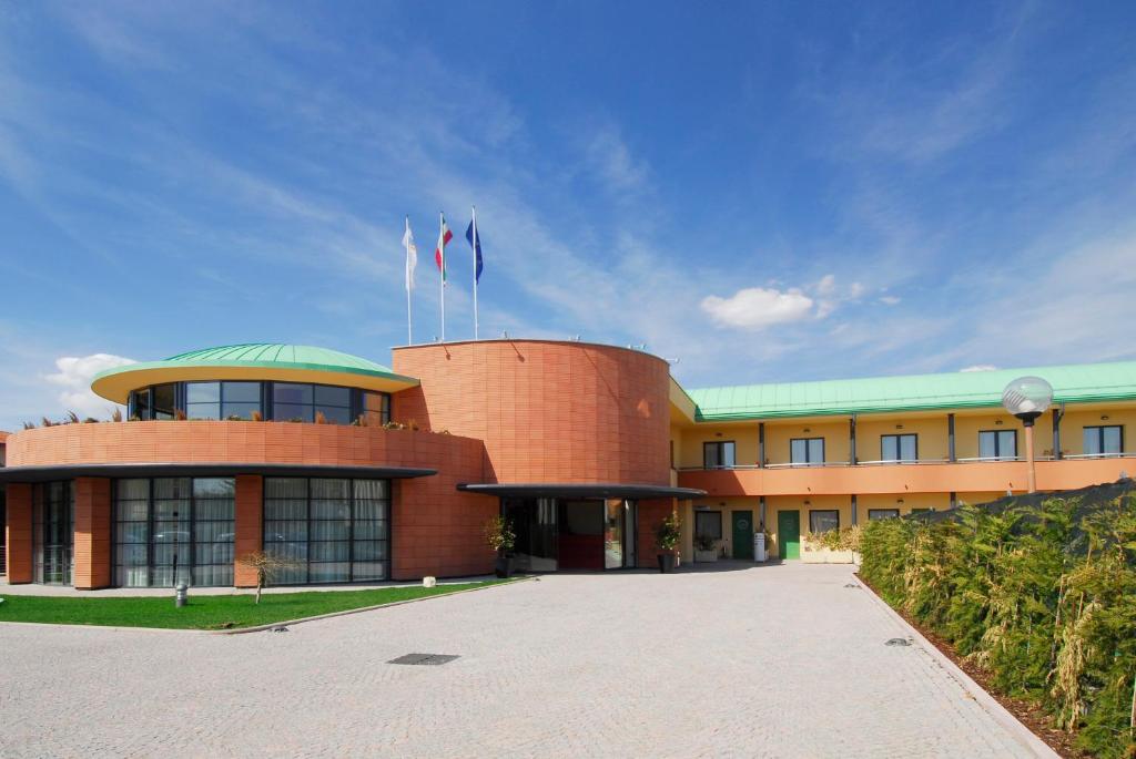 budynek z dwoma flagami na górze w obiekcie Luna Hotel Motel Lago Maggiore Arona w mieście Oleggio Castello