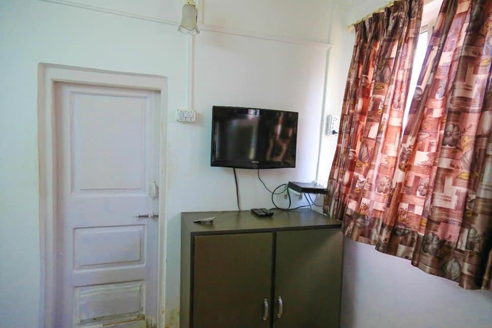 TV a/nebo společenská místnost v ubytování Hotel Happy Home