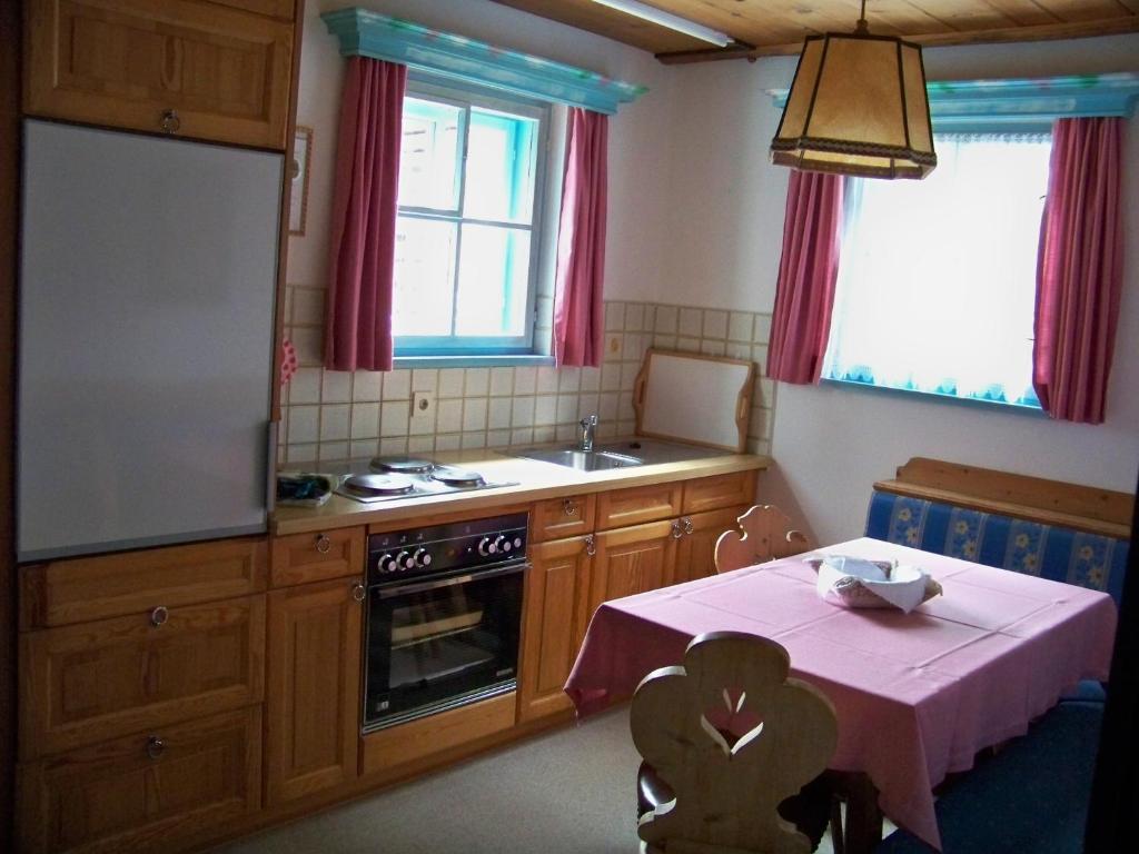 Kuchyň nebo kuchyňský kout v ubytování Gästehaus Bichl