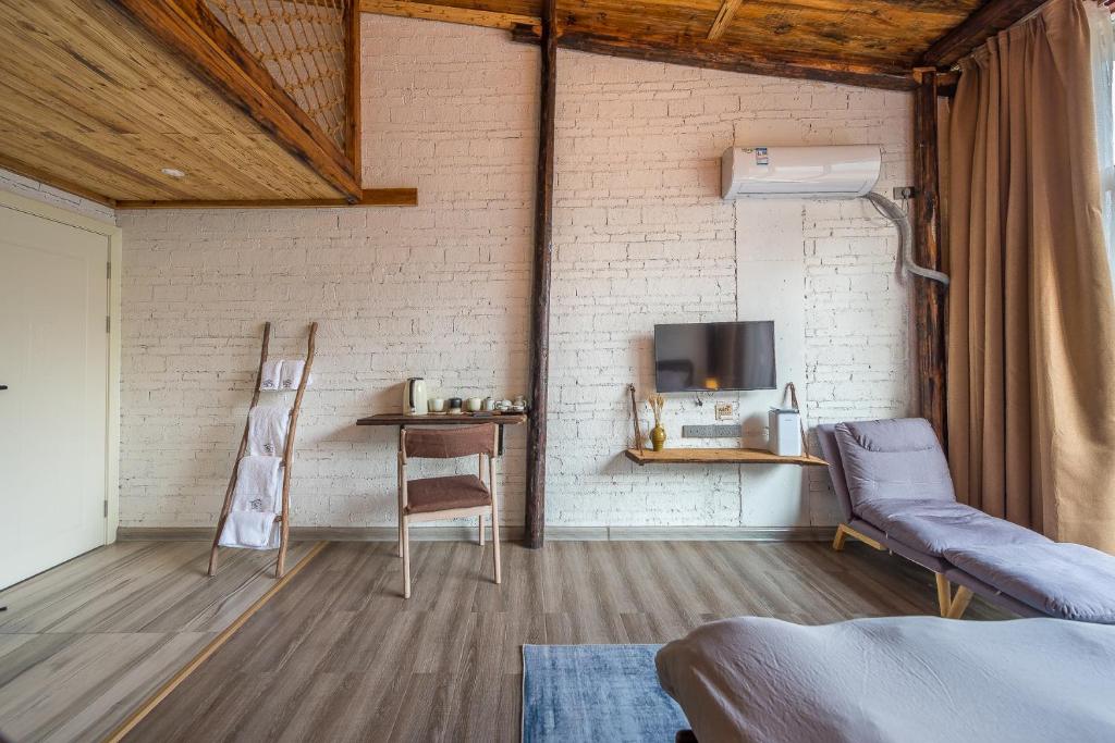 TV a/nebo společenská místnost v ubytování Autumn Inn
