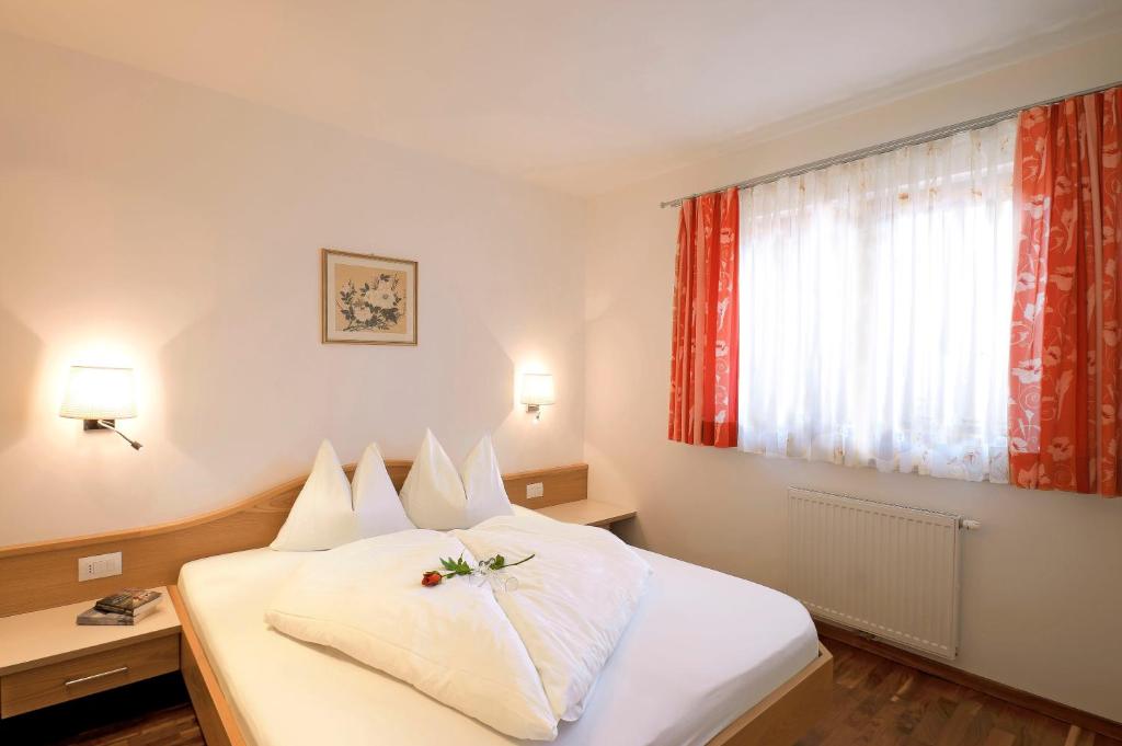 Posteľ alebo postele v izbe v ubytovaní Hotel Sonnenhof