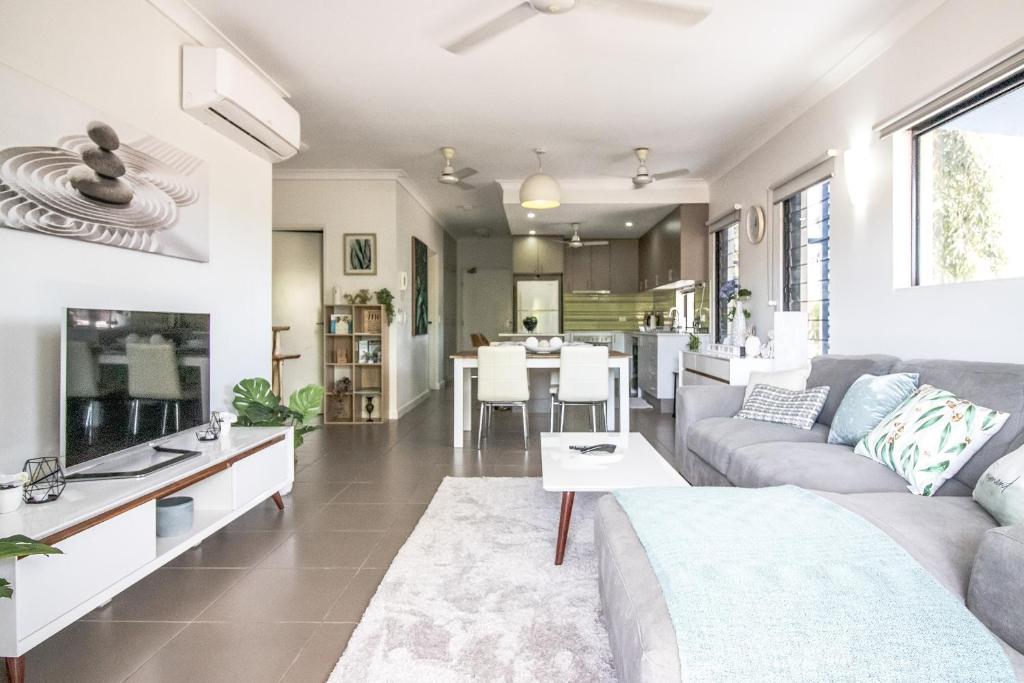 Posezení v ubytování ZEN QUEST - The NOMADS PAD Near Nightcliff Markets & Sunset Foreshore