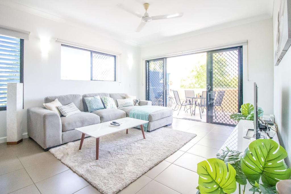 Posezení v ubytování ZEN QUEST - The NOMADS PAD Near Nightcliff Markets & Sunset Foreshore