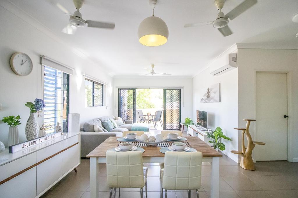 een keuken en een woonkamer met een tafel en stoelen bij ZEN QUEST - The NOMADS PAD Near Nightcliff Markets & Sunset Foreshore in Nightcliff