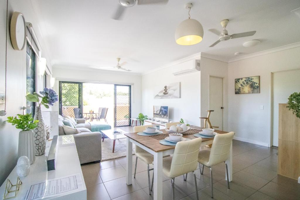 Posezení v ubytování ZEN QUEST - The NOMADS PAD Near Nightcliff Markets & Sunset Foreshore