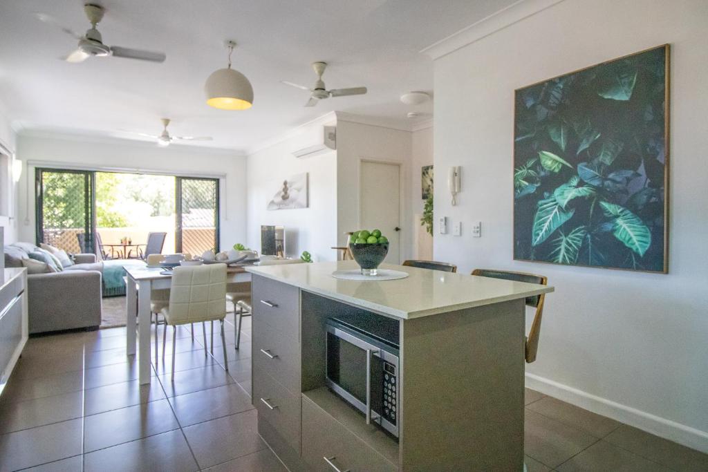Posezení v ubytování ZEN QUEST - The NOMADS PAD Near Nightcliff Markets & Sunset Foreshore