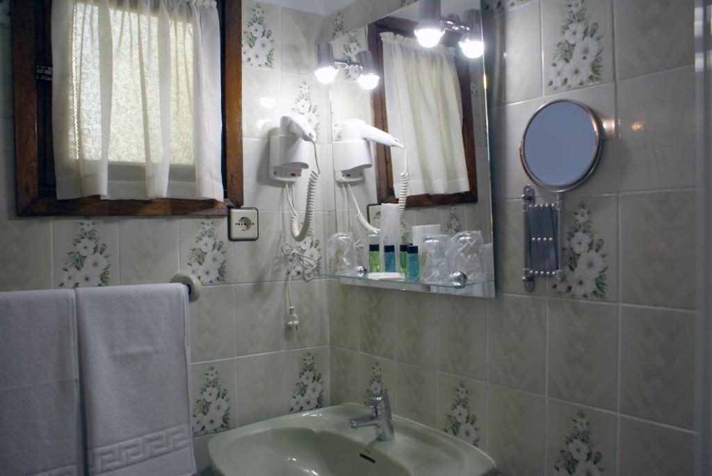 a bathroom with a sink and a mirror at Casa Rural Priena in Covadonga