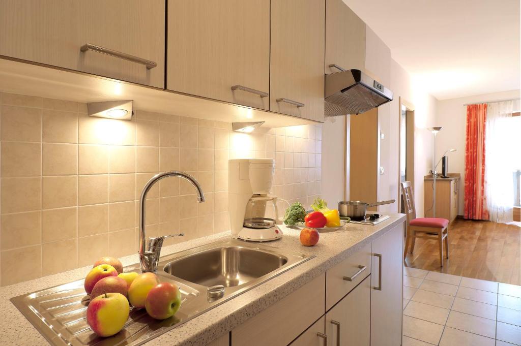 Kuchyňa alebo kuchynka v ubytovaní Hotel Sonnenhof