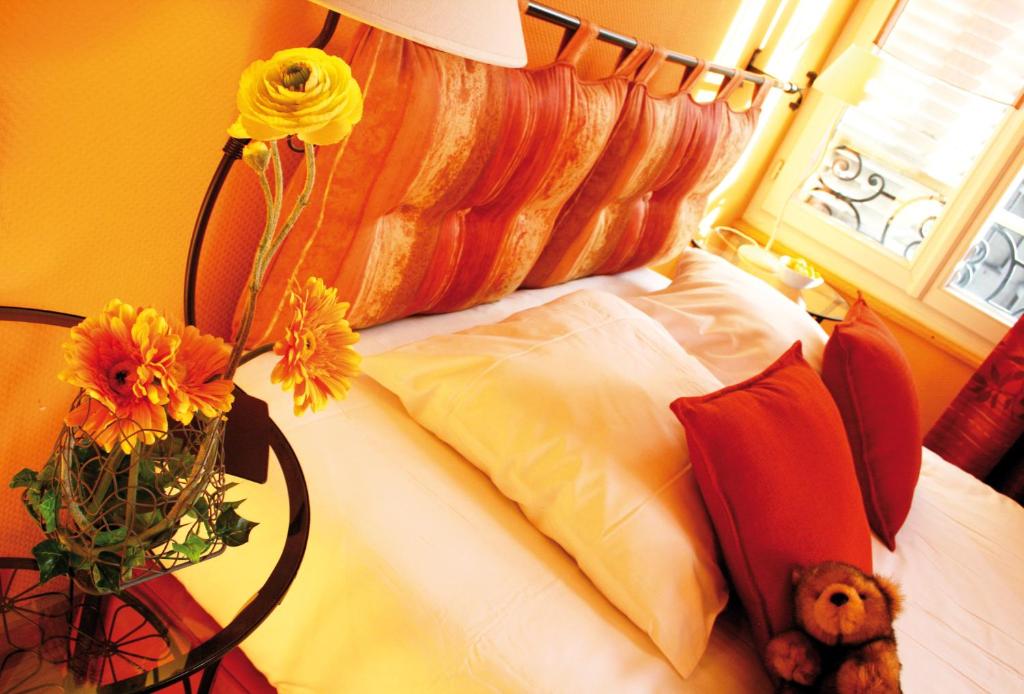 Postel nebo postele na pokoji v ubytování Le Kléber Hôtel