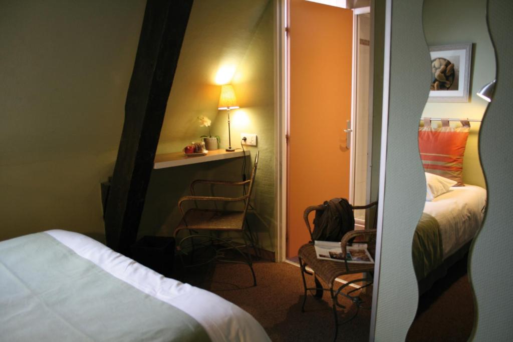 Postel nebo postele na pokoji v ubytování Le Kléber Hôtel