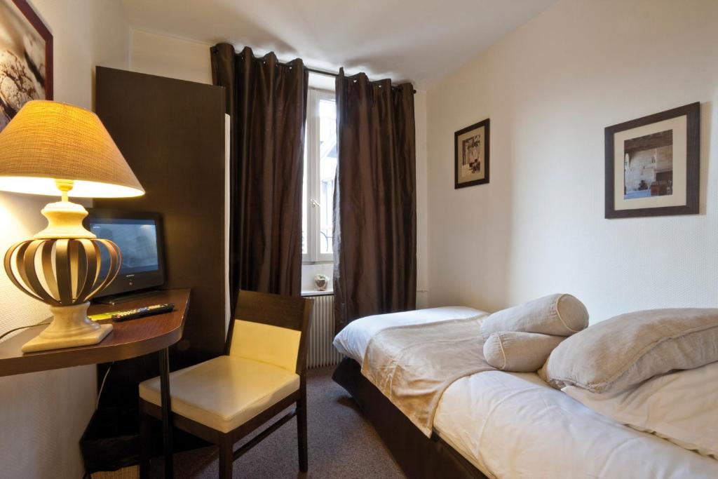 Postel nebo postele na pokoji v ubytování Le Kléber Hôtel