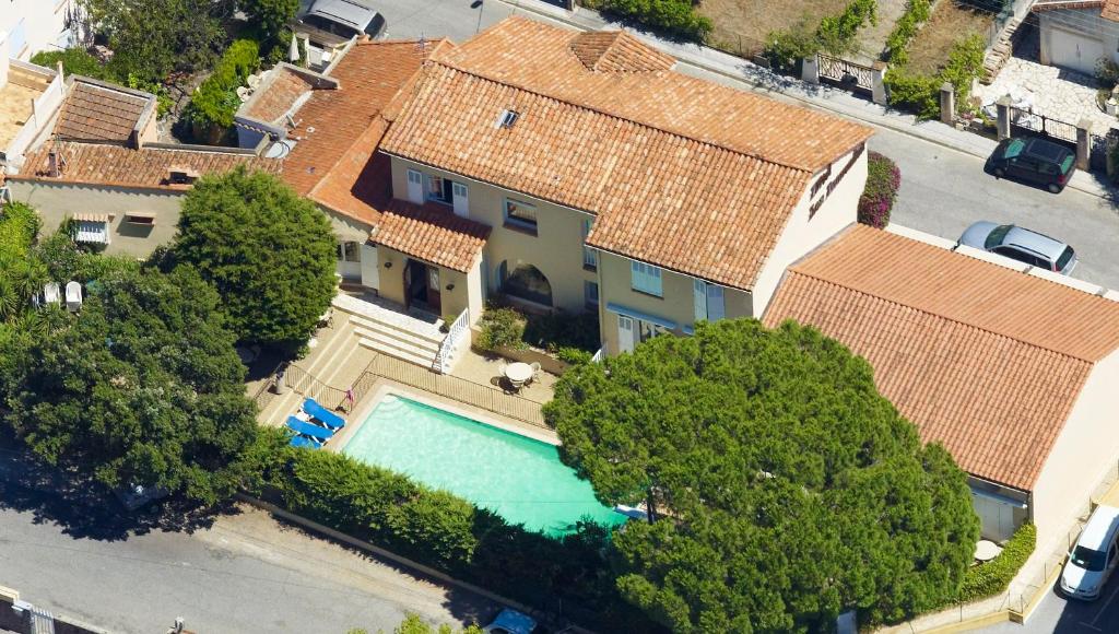 an aerial view of a house with a swimming pool at Hôtel Lou Paouvadou in Sainte-Maxime