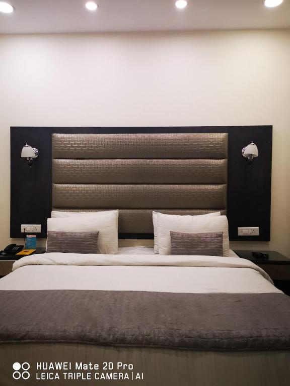 Postel nebo postele na pokoji v ubytování Hotel PK Residency