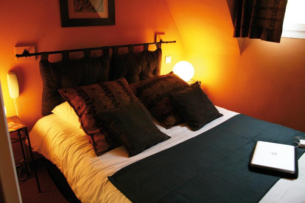 Postel nebo postele na pokoji v ubytování Le Kléber Hôtel