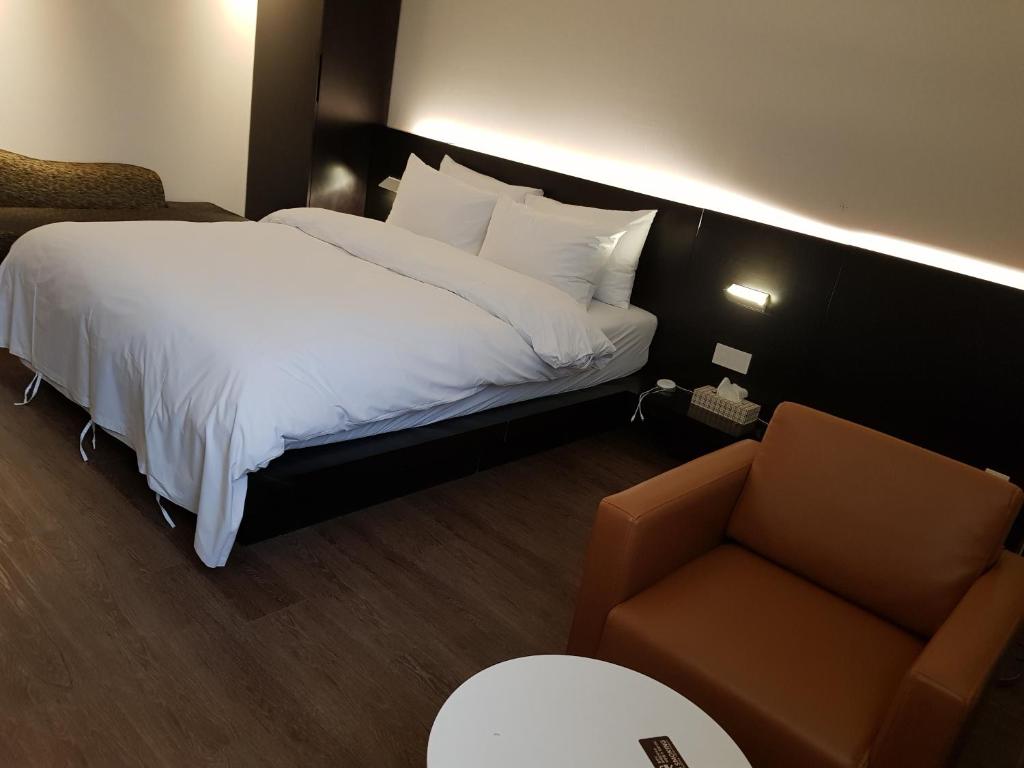 Postel nebo postele na pokoji v ubytování Golden River Hotel