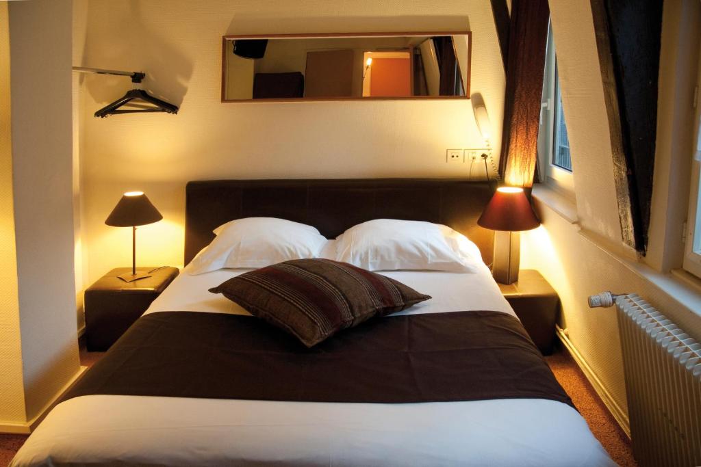 Postel nebo postele na pokoji v ubytování Le Kléber Hôtel