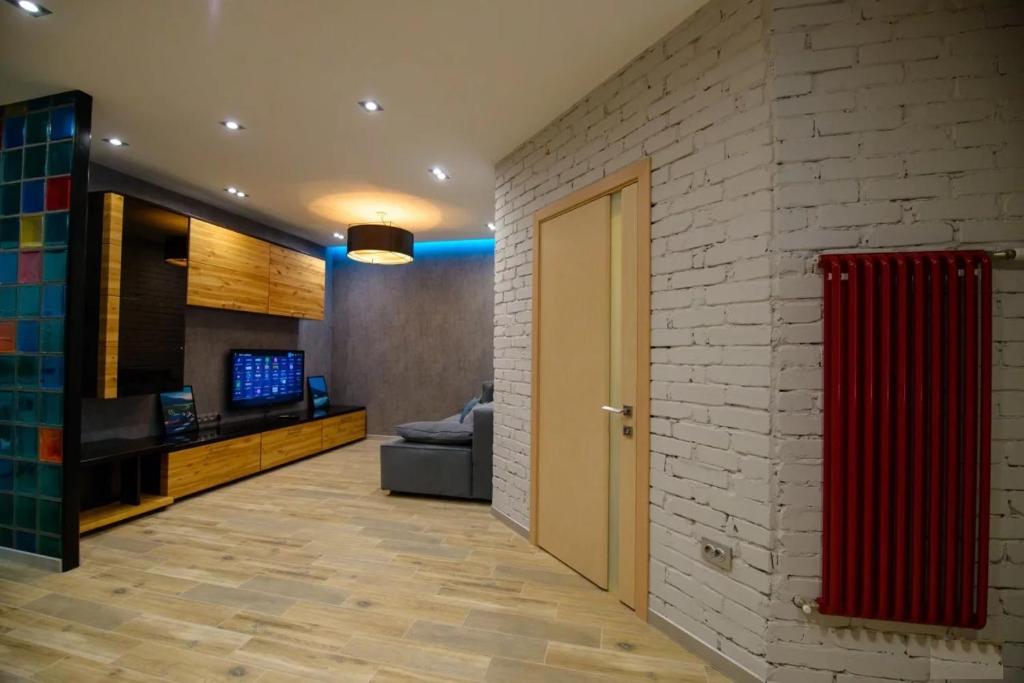 een woonkamer met een rode deur en een bank bij n-Joy Venice in Novorossiejsk