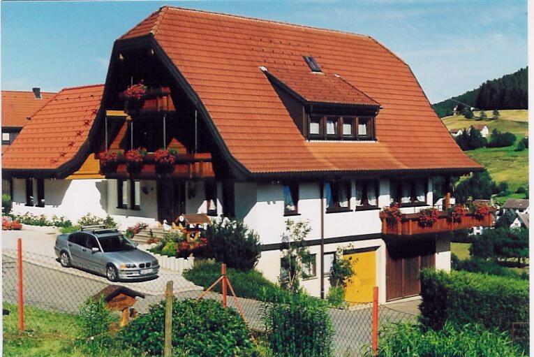 a model of a house with a car in front of it at Martina Frey Ferienwohnungen in Baiersbronn