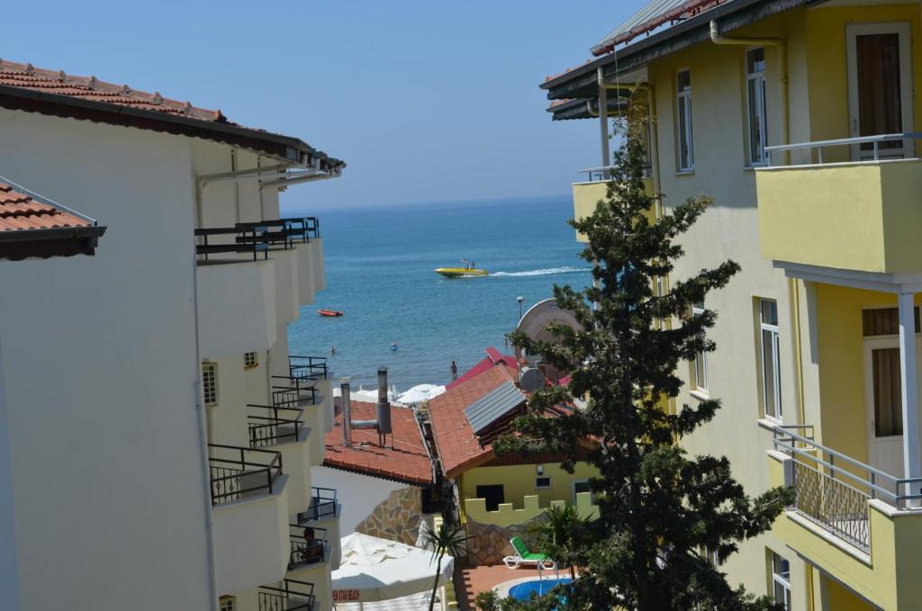 uma vista para o oceano entre os edifícios em Delphin Apart Hotel em Side