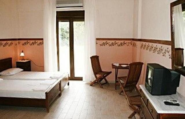TV a/nebo společenská místnost v ubytování Ktima Holoway Apartments