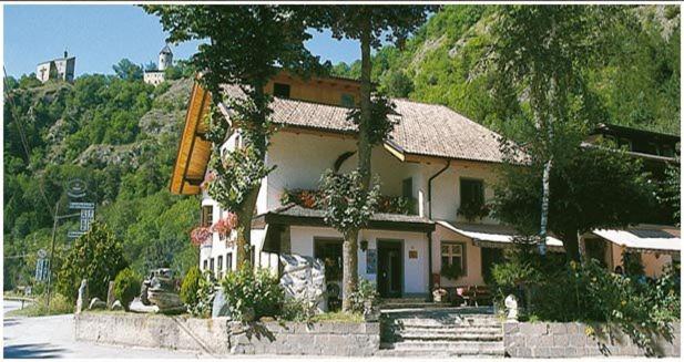 a house sitting on top of a mountain at Burgfrieden in Vipiteno