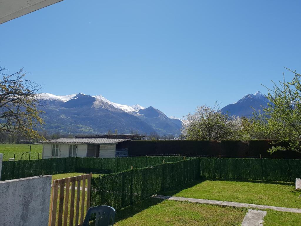 a view of a fence with mountains in the background at appartement Isabelle in Lau-Balagnas