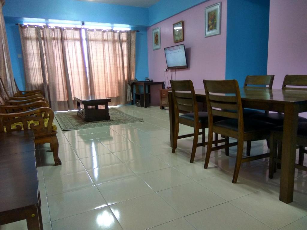 un soggiorno con tavolo da pranzo e sedie di Tenang & Tranquil Homestay - B605 Cameron Highlands a Brinchang
