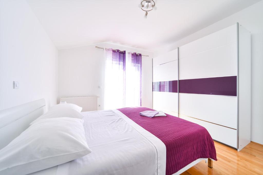 Postel nebo postele na pokoji v ubytování Apartman Novokmet-Crno