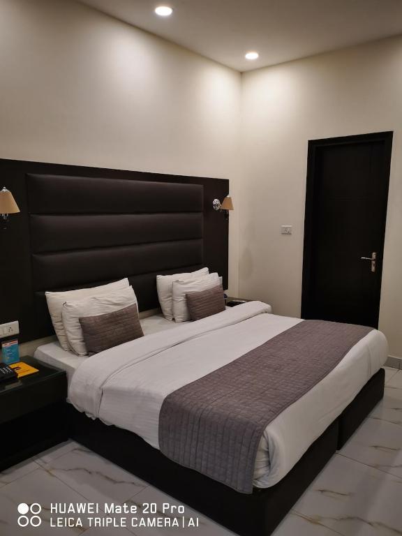 Postel nebo postele na pokoji v ubytování Hotel PK Residency