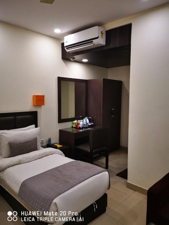 Postel nebo postele na pokoji v ubytování Hotel PK Residency