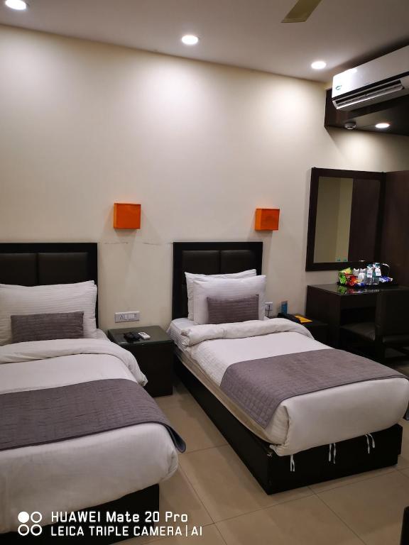 Postel nebo postele na pokoji v ubytování Hotel PK Residency