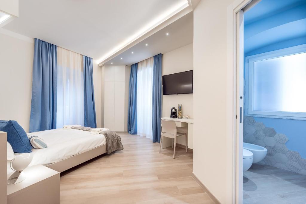 - une chambre avec un lit, un lavabo et des toilettes dans l'établissement Alchimia di Mare, à La Spezia