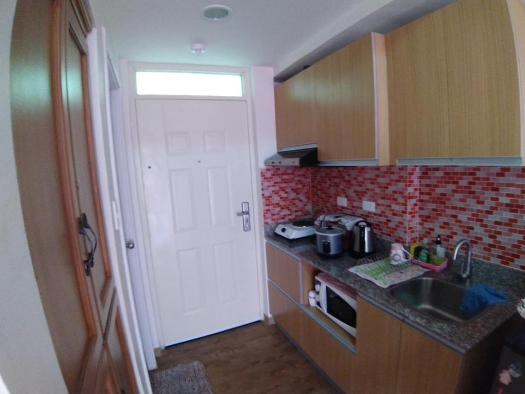 Kuchyň nebo kuchyňský kout v ubytování Lelani's Comfy Condo