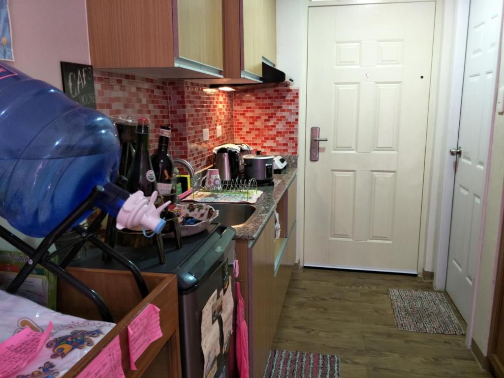 Kuchyň nebo kuchyňský kout v ubytování Lelani's Comfy Condo