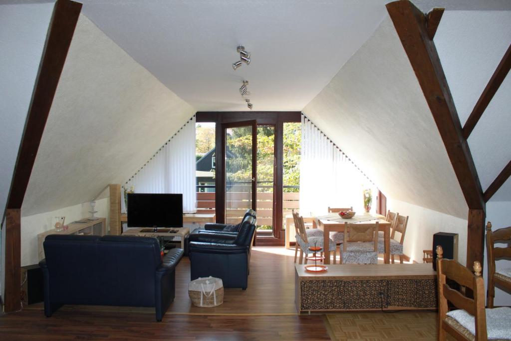 ein Wohnzimmer mit einem Sofa und einem Tisch in der Unterkunft Ferienwohnung,Über Tage in Bochum