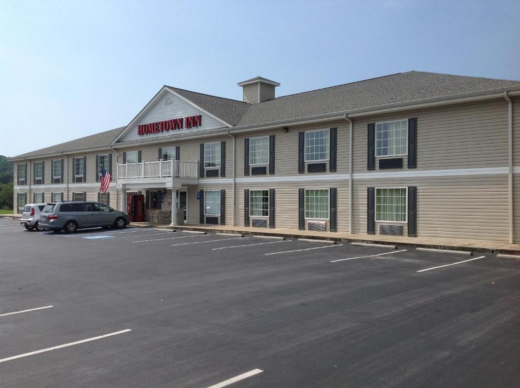 a building with a car parked in a parking lot at Hometown Inn-Soddy Daisy in Soddy-Daisy