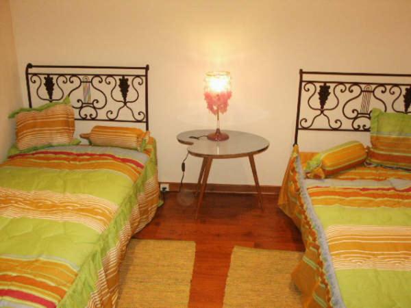 Ένα ή περισσότερα κρεβάτια σε δωμάτιο στο Casas do Bairro Alto