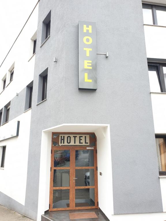 un hotel con un cartel en la puerta en Kirchberg Hotel garni, en Saarbrücken