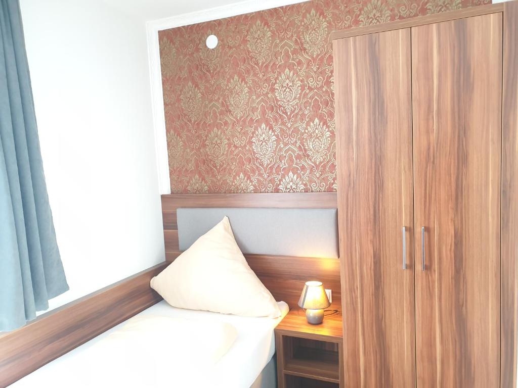Postel nebo postele na pokoji v ubytování Kirchberg Hotel garni